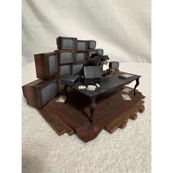 Batman Arkham Origins Collector's Edition Joker Statue With Illuminating TVs/201 - Picture 10 of 16